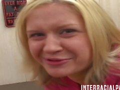 Blonde Teen Interracial Fingercuffs'un anlamını öğrenir !!