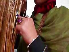 Äldre pakistanska tik håller på huvudet klänning och knullas