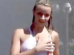 Adolescentes french a atração molhada em uma fonte de água pública