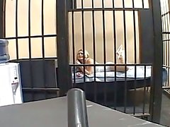 Blondine Hündin saugt und befindet fickte hinter Gittern