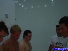 Twink straighty assfucked en la ducha en hazing