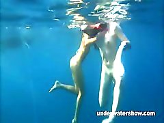 Nastya en Masha zijn zwemmen naakt in zee