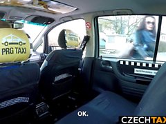 Schöne Große Brüste Modell Squirts in Taxi-Auto