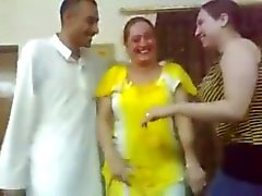 irakisch sexy Mädchen tanzen mit einem Mann