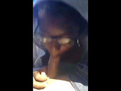 Chica negra chupa a su novio blanco en el coche