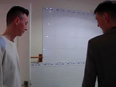 Scott profissional jovem está mostrando Twink Riley em torno do