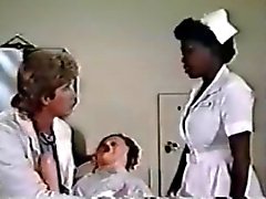 ebony l'infirmière attache