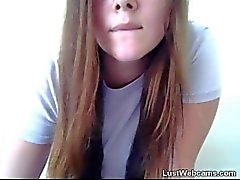 Knubbigt tjej får naked samt masturberar på sin webcam