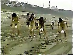corrida de mulheres nuas em frente à praia com uma bola entre os seus