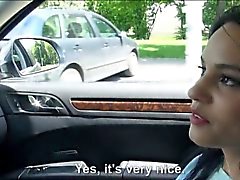 Hot adolescente de aficionada muestra sus tetas grandes y follan en el carro