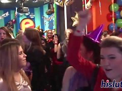 actrices atractivas chupar pollas en una fiesta