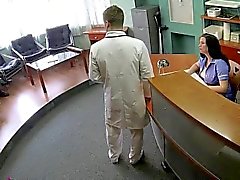 Doctor knullas Serbisk Patient som står på säkerhet kameran