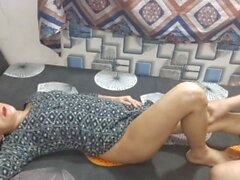Делитесь кроватью с горячим индийским бхабами в отпуске настоящего секса с возбужденной женой