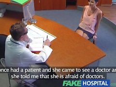 FakeHospital Busty бывшая звездой порно использует ее поразительные сексуальное мастерство и тело