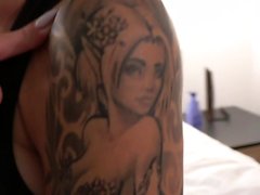 Tattooed do alemães de MILF a Sophie de Logan suga um galo grande