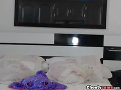 Busty adolescente expone su cuerpo frente a la webcam