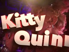 Kitty Quinn recebe um presente de natal antecipado