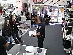Dükkandan hırsızlık yapanlar yakaladım Ve Onların Pussies ile birlikte Pays tanıtılın