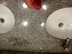 corridas en Gas Station baño de chica público