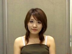 Любительская японская девушка показала пенис