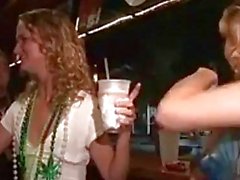 Casuali Ragazze mangiare il pussy nell'American Bar
