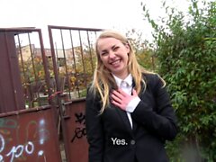 Agent en commun Jolie Babe Blonde de Russie baiser