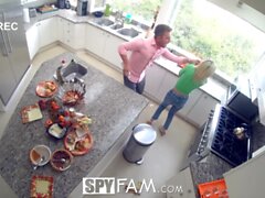 SPYFAM Стади сестры выебанная в кухней на благодарения