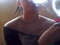 Sexy babe chaîne fétiche de fumer