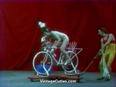 Belle Jeune Fille monte un Sex - bicyclette