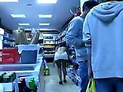 Femme Sombre clignotante au public En dans un magasin