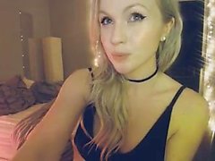 Hot, vollbusige Blondine neckt auf ihre Webcam zu trinken und liebäugelt