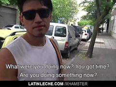 LatinLeche - Cute Latino Stud è convinto a succhiare Uncut Coc