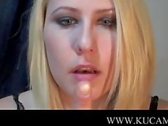 Lingua lunga blonde guardi in webcam strofinando il 21