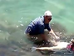 Viejo de parejas Follando Fuera En La Playa