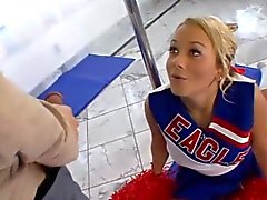 Cheerleader adolescente Flexible ama a o galo