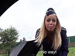 Blonden Stewardess Christen Courtneys klopfte auf fremden Fahrzeug