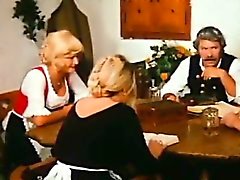 Agrícola anciano agrada Blondie menores en su mesa del comedor