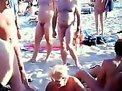 Los nudistas calientes Poniéndolo En en una playa