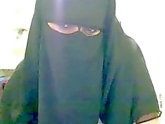 Hijab Kvinna visar hennes stora tuttar