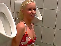 Pee Trink fetisch bumsen Prostituierte Wasser