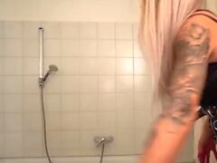 Kinkymaistresses - Fun anal dans la salle de bain - CALEA Toxic