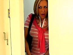 MILF gefangen Mann ihrer Freundin im Schlafzimmer ficken