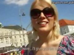 Verlegen blonde Tsjechische Babe sloeg met perv vreemdeling voor geld