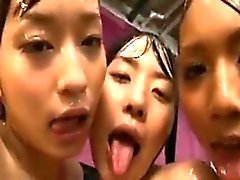 Trois jeunes filles coquines pétrole leur corps et de partager un h