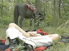 geile Weib in forest In threesome