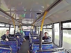 Terzetto scopare di festa con autobus pubblici