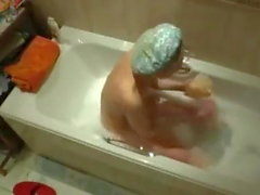 XH тетя Хиллари всегда играет в ванной!