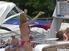 Wild bråkade tjejer filmade djurgarnif på en båt som