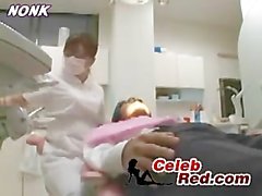 Japanische Krankenschwester gibt Handjob Zahnarzt um Patienten