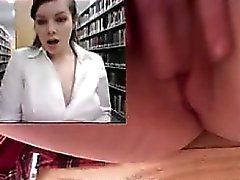 Garota se masturba e esguichos na biblioteca